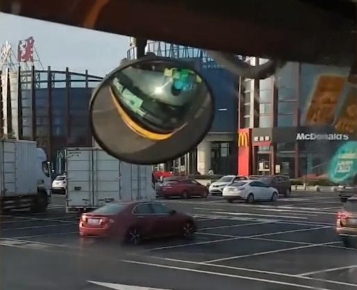 服務區停車場現遺棄包裹，司機警示 這個東西不能撿